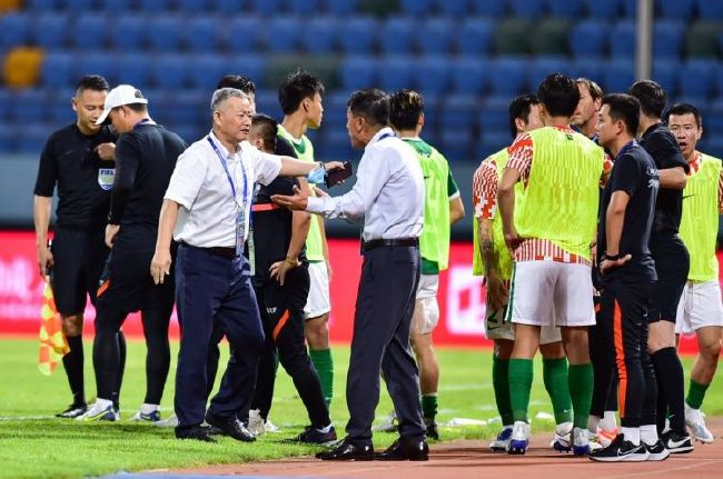 今日焦点战预告21:00 英超狼队 VS 切尔西，切尔西能否客场凯旋？事件英超主帅下课指数：滕哈赫继续领跑 孔帕尼第二曼联0-2不敌西汉姆，滕哈赫下课指数继续下降，仍是下课最大热门。